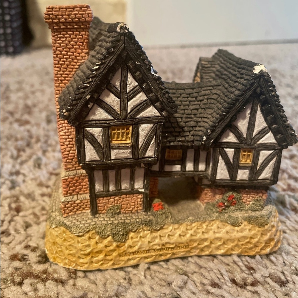 David Winter 1981 Vintage “Tudor Manor House” handmade and hand painted